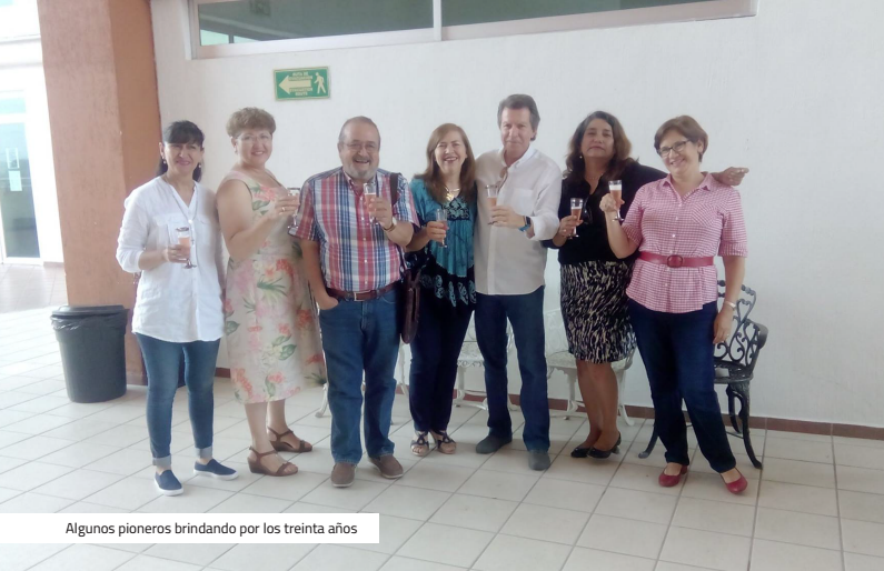 Algunos pioneros brindando por los treinta años
